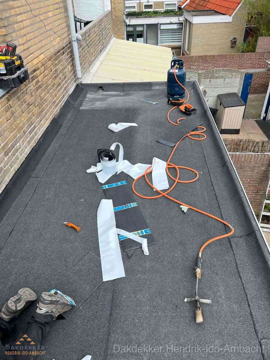 Dakdekker brengt EPDM dakbedekking aan op plat dak in Hendrik-Ido-Ambacht