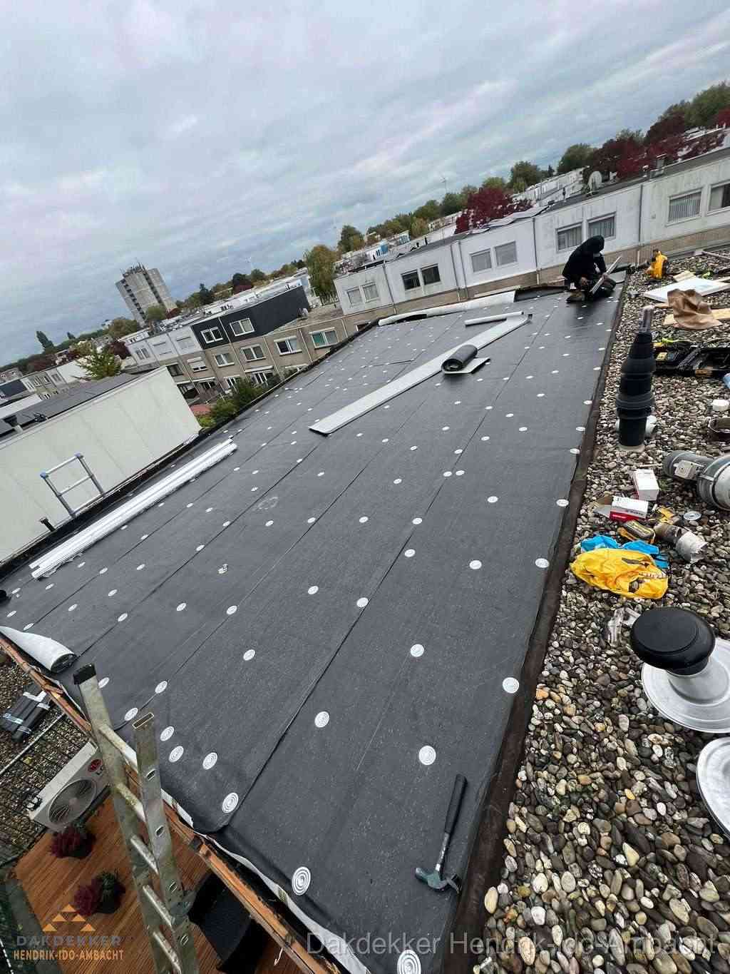 Dakleer vervangen op groot plat dak door dakdekker in Hendrik-Ido-Ambacht